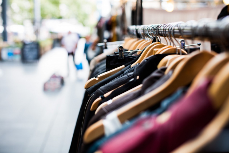 boutique-ST CEZAIRE SUR SIAGNE-min_blur_close_up_focus_hanger_jacket_market_people_rack-1176303