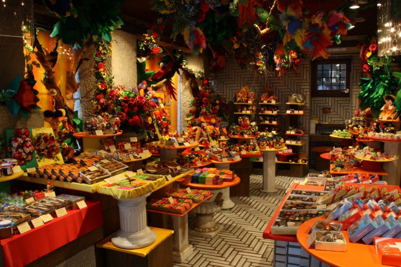 boutique-ST CEZAIRE SUR SIAGNE-min_candy_store_chocolate_shop_chocolate_switzerland-393515