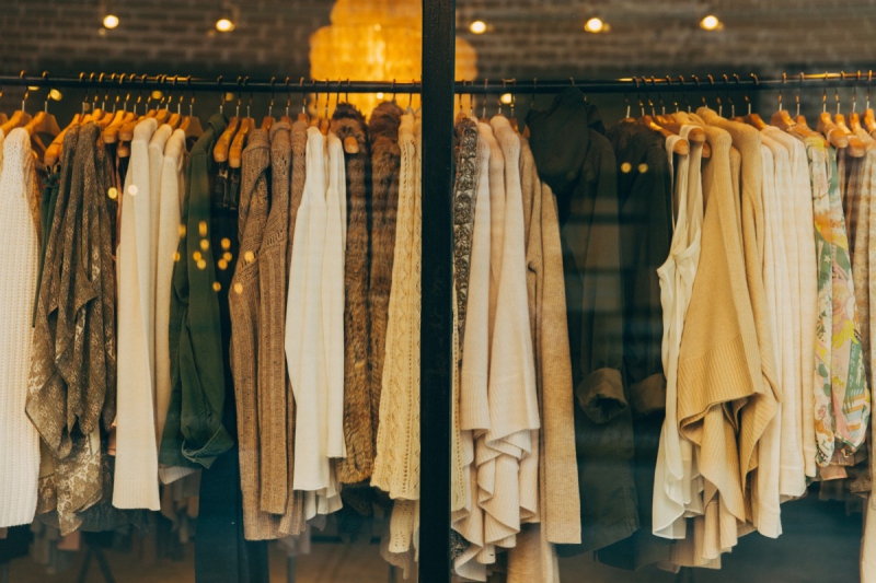 boutique-ST CEZAIRE SUR SIAGNE-min_clothe_fashion_store_shop_window_store_front-21277