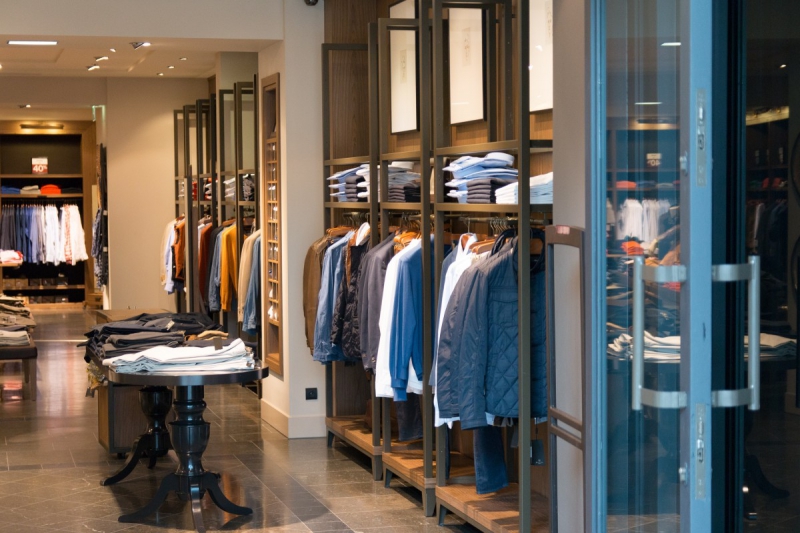 boutique-ST CEZAIRE SUR SIAGNE-min_shop_clothes_clothing_shopping_mall_shopping_kielce_crown_poland-862477