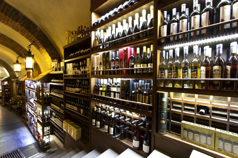 boutique-ST CEZAIRE SUR SIAGNE-min_world_street_travel_shop_canon_georgia_wine_bottles-429767